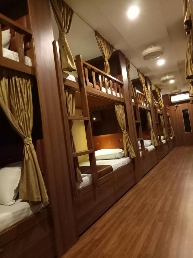 Classic Dormitory Mumbai Exterior photo